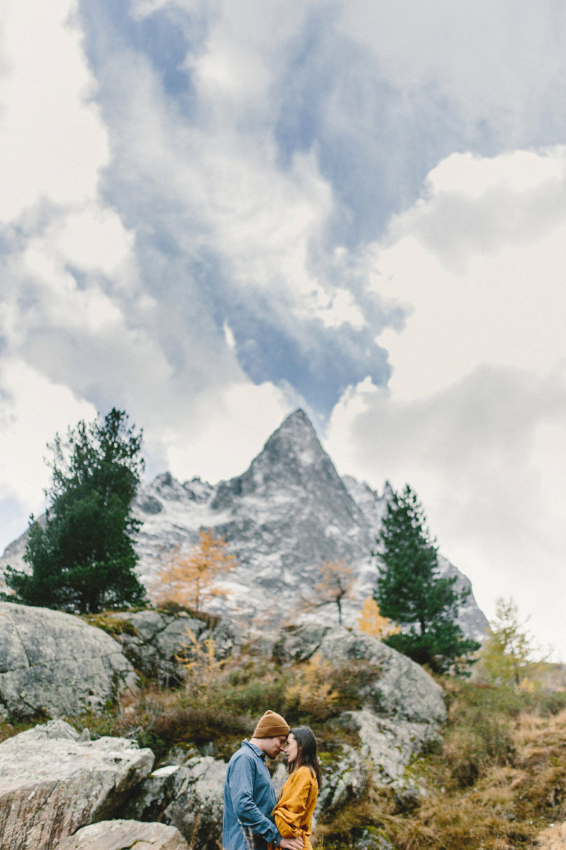 Une séance engagement dans la nature en Suisse - A découvrir sur le blog mariage www.lamarieeauxpiedsnus.com - Photos : Fabien Courmont