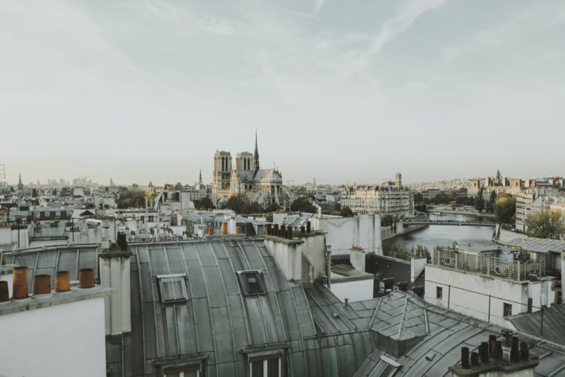 Une séance engagement sur les toits de Paris - A découvrir sur le blog mariage www.lamarieeauxpiedsnus.com -Photos : Sarah Couturier