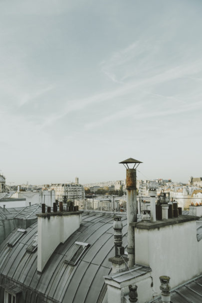 Une séance engagement sur les toits de Paris - A découvrir sur le blog mariage www.lamarieeauxpiedsnus.com -Photos : Sarah Couturier