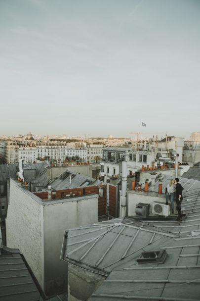 Une séance engagement sur les toits de Paris - A découvrir sur le blog mariage www.lamarieeauxpiedsnus.com -Photos : Sarah Couturier