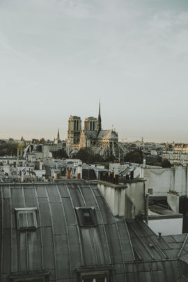 Une séance engagement sur les toits de Paris - A découvrir sur le blog mariage www.lamarieeauxpiedsnus.com -Photos : Sarah Couturier