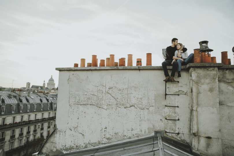 Une séance engagement sur les toits de Paris - A découvrir sur le blog mariage www.lamarieeauxpiedsnus.com -Photos : Sarah Couturier