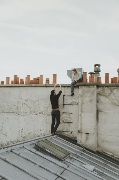 Une séance engagement sur les toits de Paris - A découvrir sur le blog mariage www.lamarieeauxpiedsnus.com -Photos : Sarah Couturier