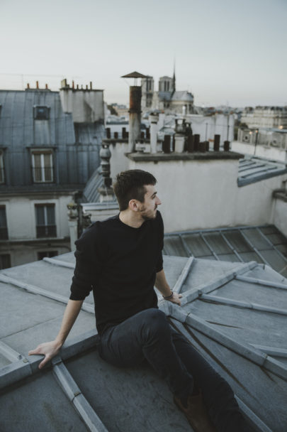 Une séance engagement sur les toits de Paris - A découvrir sur le blog mariage www.lamarieeauxpiedsnus.com -Photos : Sarah Couturier