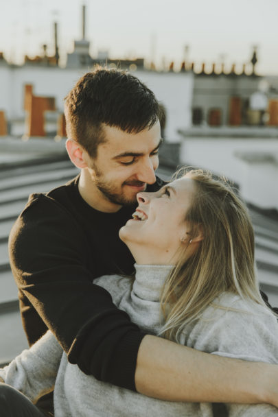 Une séance engagement sur les toits de Paris - A découvrir sur le blog mariage www.lamarieeauxpiedsnus.com -Photos : Sarah Couturier