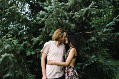 Une séance engagement à la campagne - A découvrir sur le blog mariage www.lamarieeauxpiedsnus.com - Photos : Willy Brousse