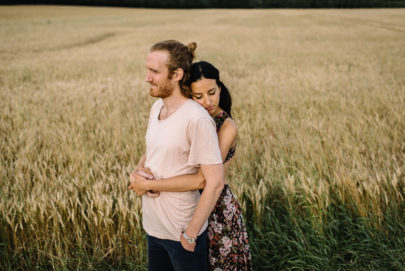 Une séance engagement à la campagne - A découvrir sur le blog mariage www.lamarieeauxpiedsnus.com - Photos : Willy Brousse