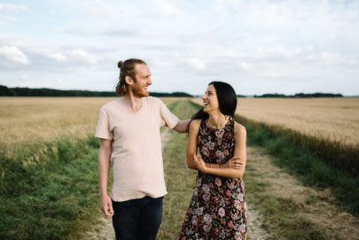 Une séance engagement à la campagne - A découvrir sur le blog mariage www.lamarieeauxpiedsnus.com - Photos : Willy Brousse