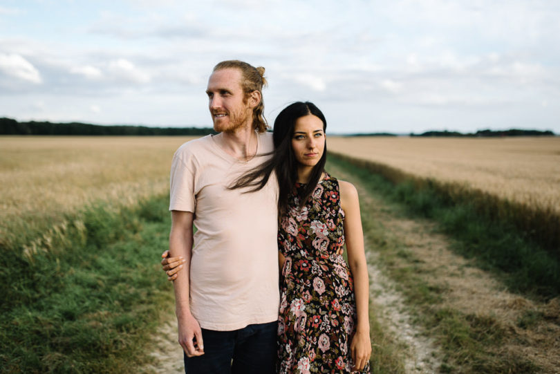 Une séance engagement à la campagne - A découvrir sur le blog mariage www.lamarieeauxpiedsnus.com - Photos : Willy Brousse