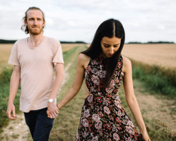 Une séance engagement à la campagne - A découvrir sur le blog mariage www.lamarieeauxpiedsnus.com - Photos : Willy Brousse
