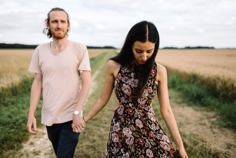 Une séance engagement à la campagne - A découvrir sur le blog mariage www.lamarieeauxpiedsnus.com - Photos : Willy Brousse