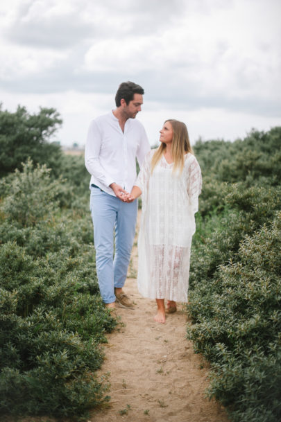 Une séance engagement sur une plage de Normandie - A découvrir sur le blog mariage www.lamarieeauxpiedsnus.com - Photos : He Capture - Emeline Hamon