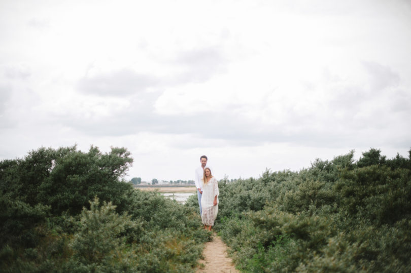 Une séance engagement sur une plage de Normandie - A découvrir sur le blog mariage www.lamarieeauxpiedsnus.com - Photos : He Capture - Emeline Hamon