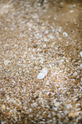 Une séance engagement sur une plage de Normandie - A découvrir sur le blog mariage www.lamarieeauxpiedsnus.com - Photos : He Capture - Emeline Hamon