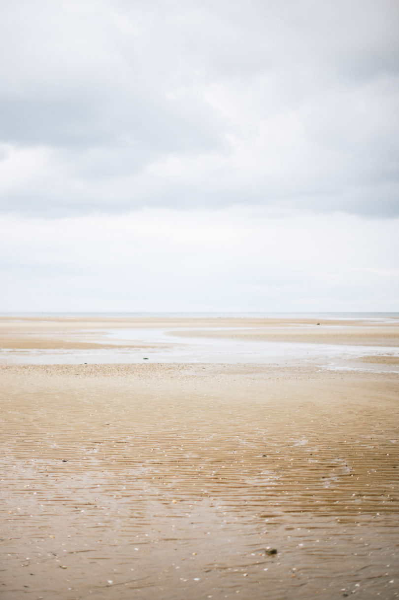 Une séance engagement sur une plage de Normandie - A découvrir sur le blog mariage www.lamarieeauxpiedsnus.com - Photos : He Capture - Emeline Hamon