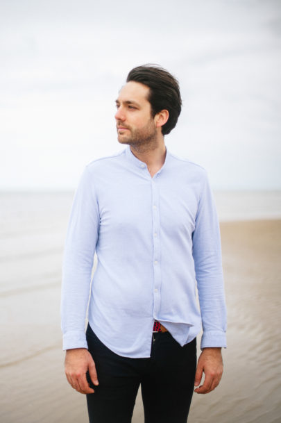 Une séance engagement sur une plage de Normandie - A découvrir sur le blog mariage www.lamarieeauxpiedsnus.com - Photos : He Capture - Emeline Hamon