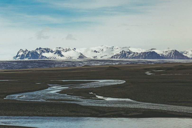 Une seance photo de couple en Islande à découvrir sur le blog mariage www.lamarieeauxpiedsnus.com - Photos : David Latour