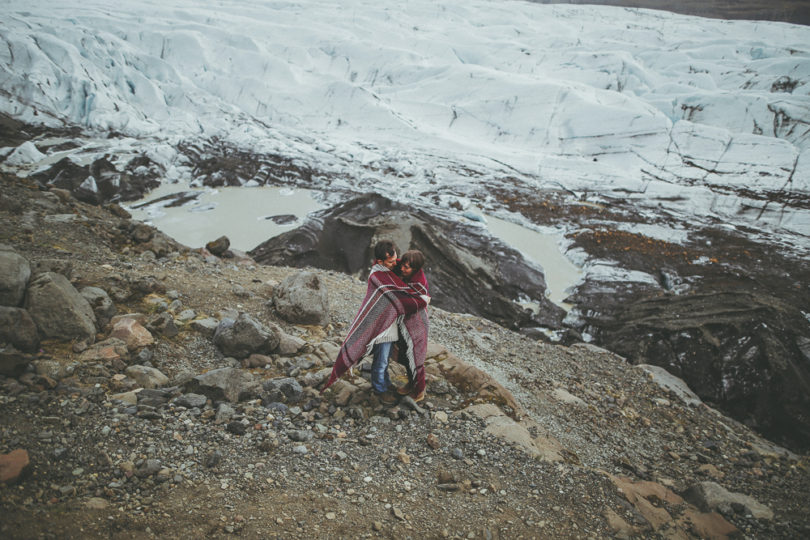 Une seance photo de couple en Islande à découvrir sur le blog mariage www.lamarieeauxpiedsnus.com - Photos : David Latour