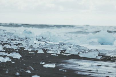 Une seance photo de couple en Islande à découvrir sur le blog mariage www.lamarieeauxpiedsnus.com - Photos : David Latour