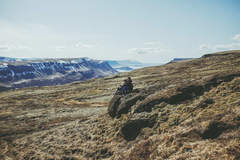 Une seance photo de couple en Islande à découvrir sur le blog mariage www.lamarieeauxpiedsnus.com - Photos : David Latour