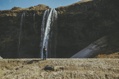 Une seance photo de couple en Islande à découvrir sur le blog mariage www.lamarieeauxpiedsnus.com - Photos : David Latour