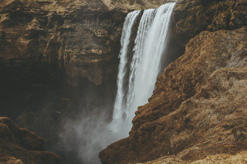 Une seance photo de couple en Islande à découvrir sur le blog mariage www.lamarieeauxpiedsnus.com - Photos : David Latour