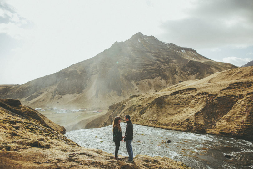 Une seance photo de couple en Islande à découvrir sur le blog mariage www.lamarieeauxpiedsnus.com - Photos : David Latour