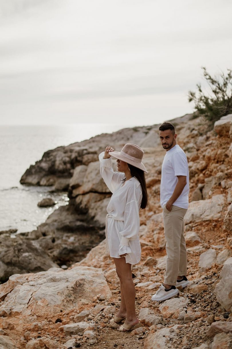 Une séance engagement dans les Calanques - Photos : Coralie Lescieux - Blog mariage : La mariée aux pieds nus