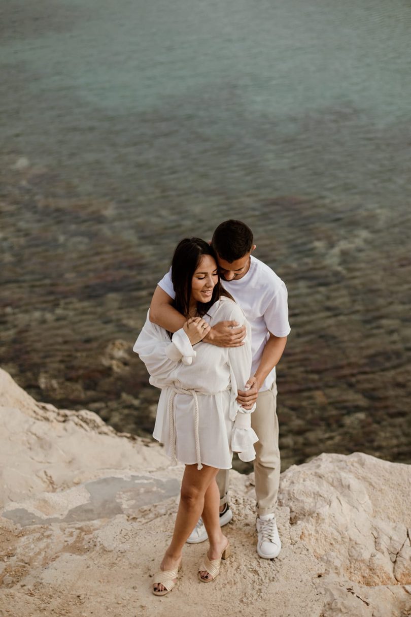 Une séance engagement dans les Calanques - Photos : Coralie Lescieux - Blog mariage : La mariée aux pieds nus