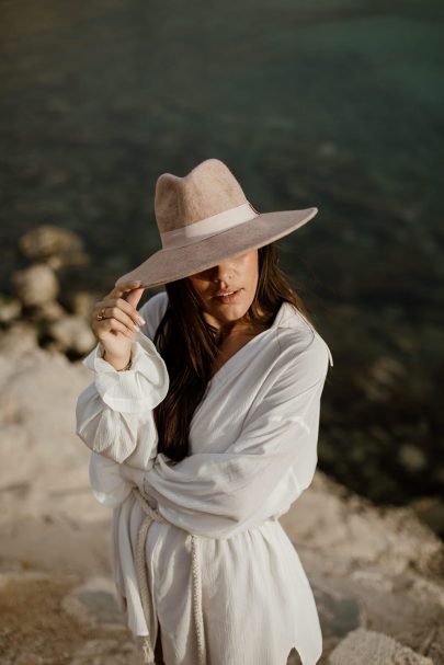 Une séance engagement dans les Calanques - Photos : Coralie Lescieux - Blog mariage : La mariée aux pieds nus