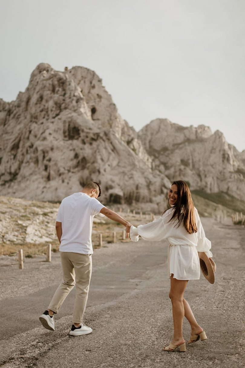 Une séance engagement dans les Calanques - Photos : Coralie Lescieux - Blog mariage : La mariée aux pieds nus