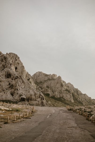 Une séance engagement dans les Calanques - Photos : Coralie Lescieux - Blog mariage : La mariée aux pieds nus