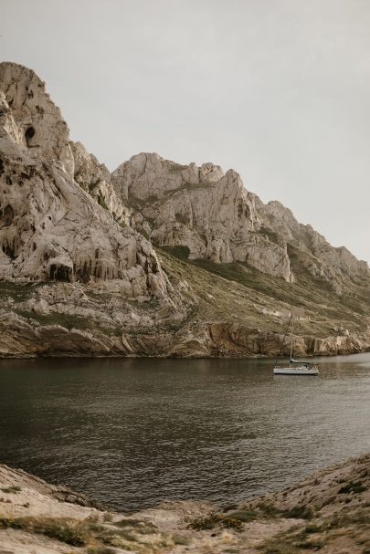 Une séance engagement dans les Calanques - Photos : Coralie Lescieux - Blog mariage : La mariée aux pieds nus