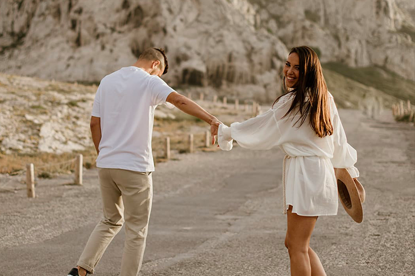 Une séance engagement dans les Calanques - Photos : Coralie Lescieux - Blog mariage : La mariée aux pieds nus