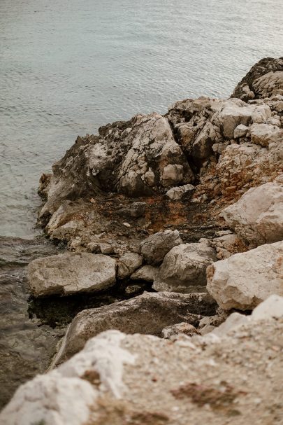 Une séance engagement dans les Calanques - Photos : Coralie Lescieux - Blog mariage : La mariée aux pieds nus