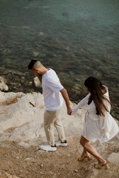 Une séance engagement dans les Calanques - Photos : Coralie Lescieux - Blog mariage : La mariée aux pieds nus