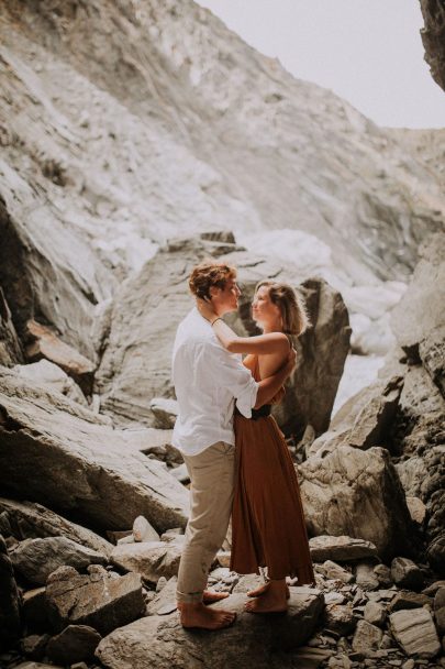 Une séance engagement en mer Méditerranée - Photos : The Frenchy Mood - Blog mariage : La mariée aux pieds nus