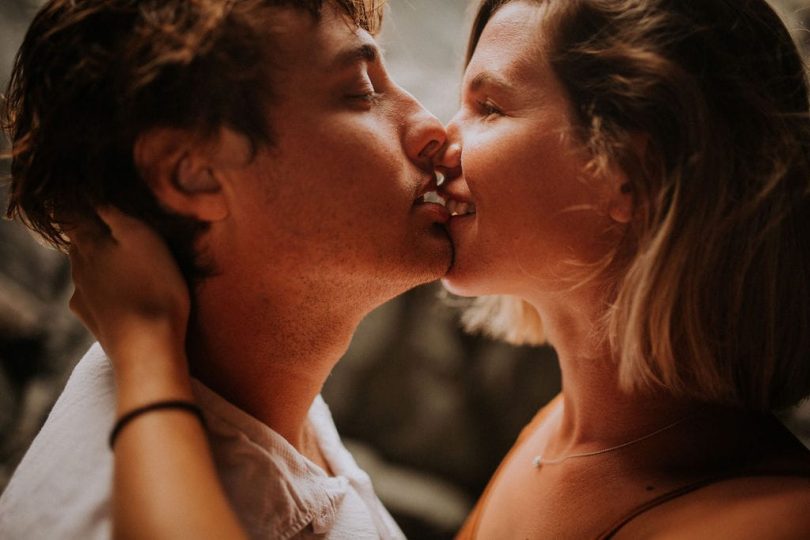 Une séance engagement en mer Méditerranée - Photos : The Frenchy Mood - Blog mariage : La mariée aux pieds nus