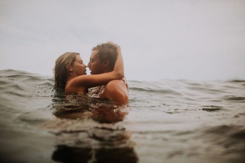 Une séance engagement en mer Méditerranée - Photos : The Frenchy Mood - Blog mariage : La mariée aux pieds nus