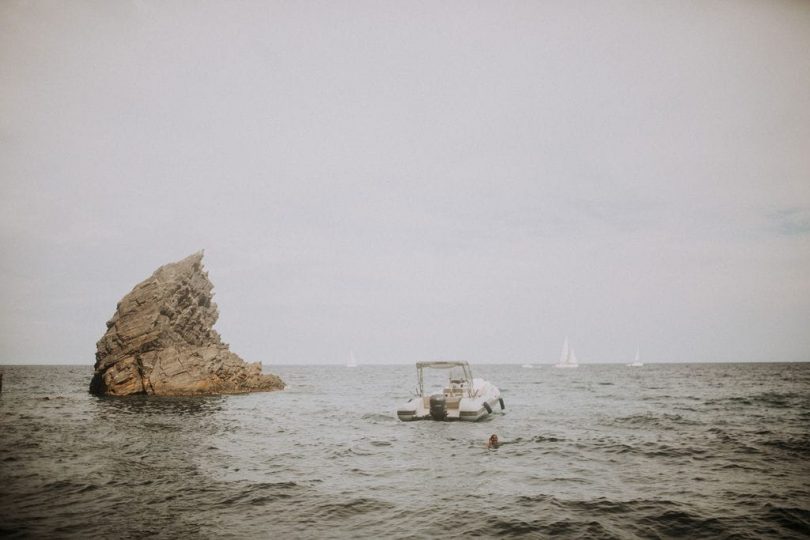 Une séance engagement en mer Méditerranée - Photos : The Frenchy Mood - Blog mariage : La mariée aux pieds nus