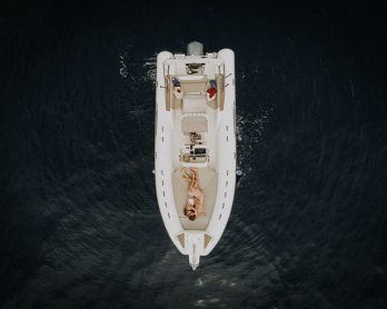 Une séance engagement en mer Méditerranée - Photos : The Frenchy Mood - Blog mariage : La mariée aux pieds nus