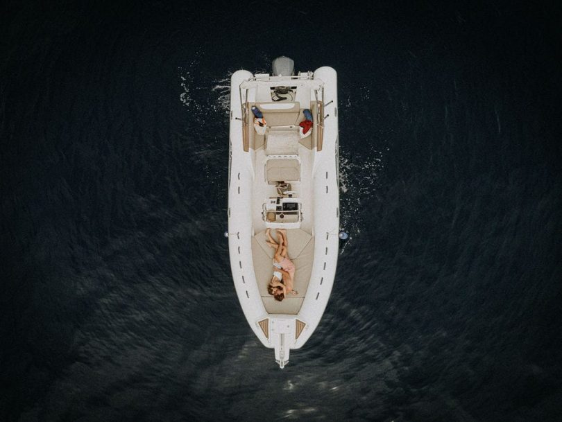 Une séance engagement en mer Méditerranée - Photos : The Frenchy Mood - Blog mariage : La mariée aux pieds nus