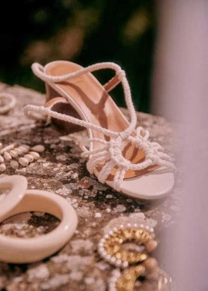 Sézane - La collection cérémonie - Blog mariage : La mariée aux pieds nus