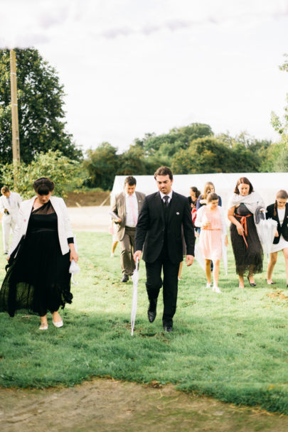 Sophie Delaveau - Un mariage champêtre en Normandie - La mariée aux pieds nus