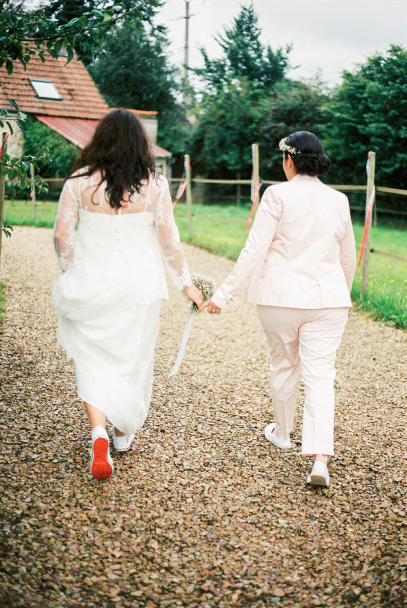 Sophie Delaveau - Un mariage champêtre en Normandie - La mariée aux pieds nus