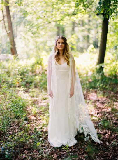 Blog mariage - La mariée aux pieds nus - Photo : L'artisan Photographe - Stéphanie Wolff - Robes de mariée - Robe Blue / Voile Feather