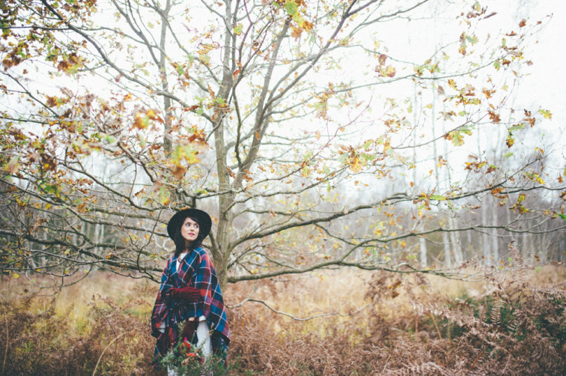 The Quirky - Une seance en couple folk et colorée dans les sous-bois - La mariée aux pieds nus