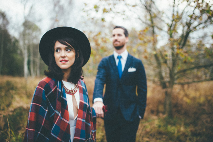 The Quirky - Une seance en couple folk et colorée dans les sous-bois - La mariée aux pieds nus