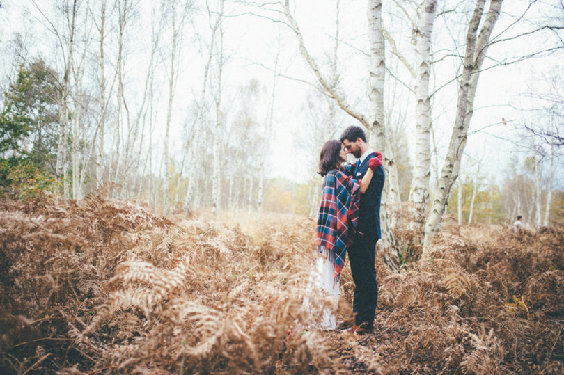 The Quirky - Une seance en couple folk et colorée dans les sous-bois - La mariée aux pieds nus