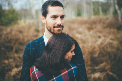 The Quirky - Une seance en couple folk et colorée dans les sous-bois - La mariée aux pieds nus